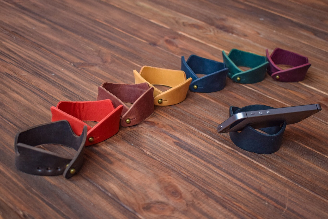 Leather smartphone bracelet