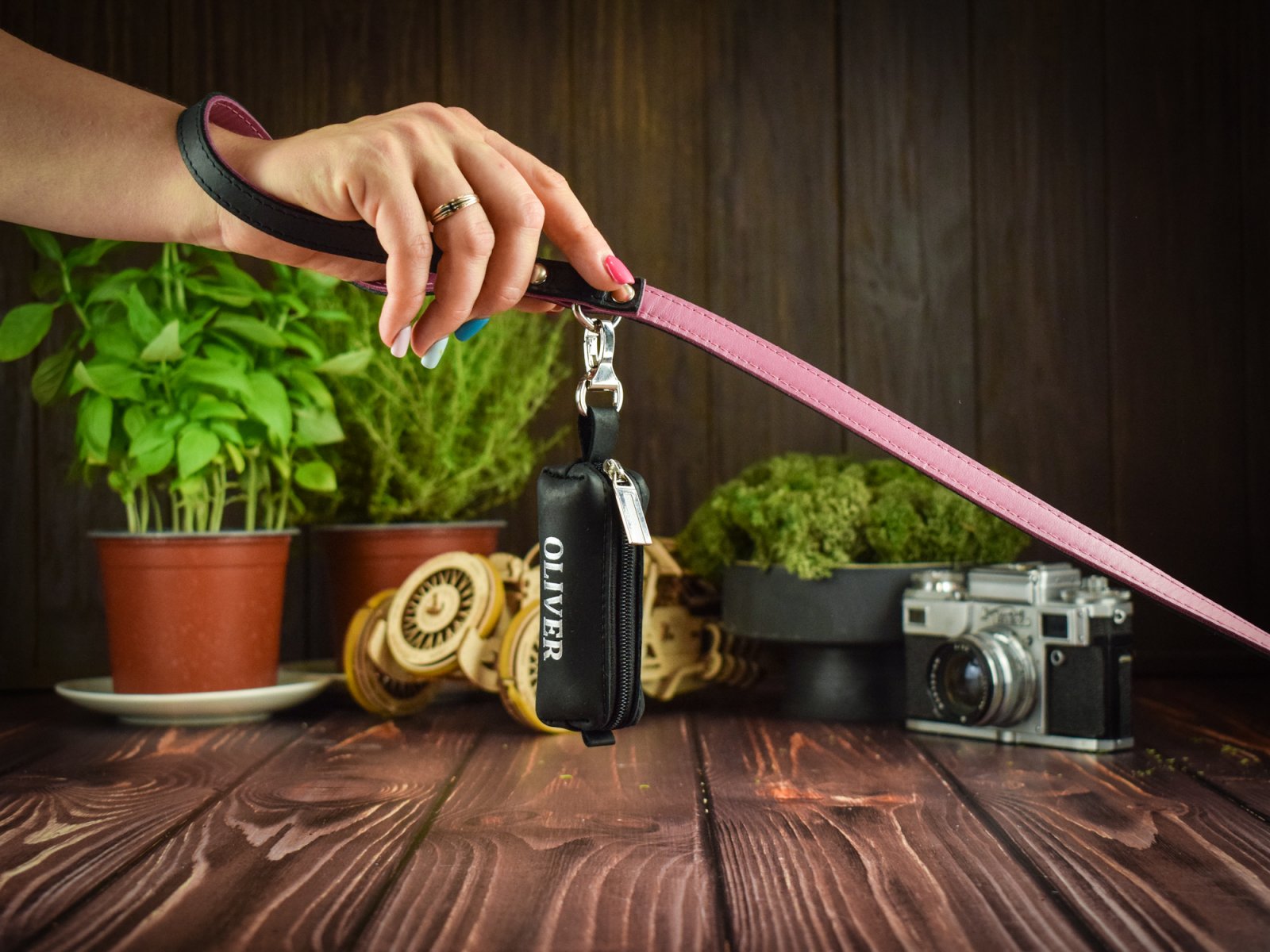 Leather leash with pouch bag