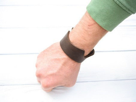 Leather smartphone bracelet