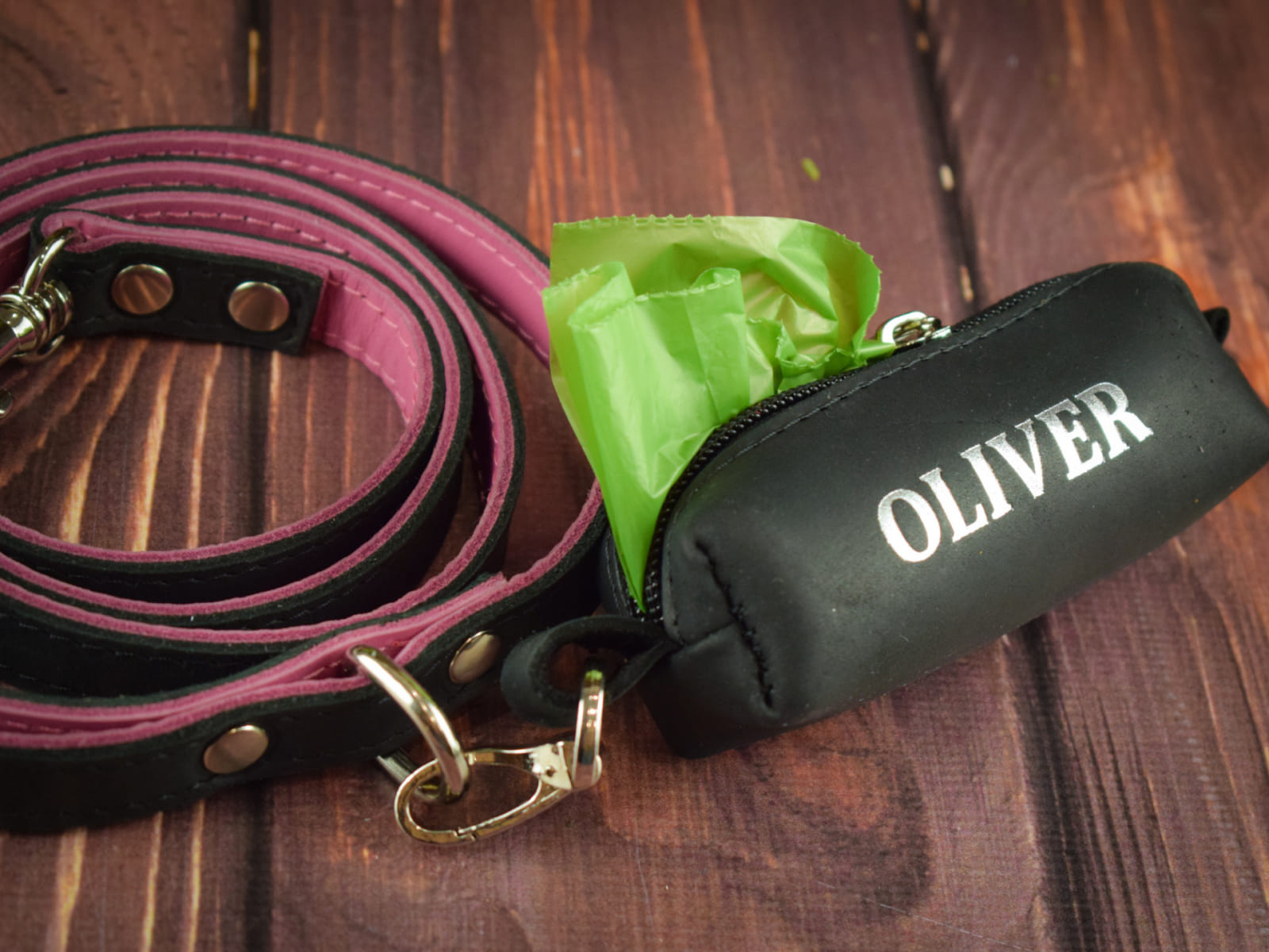 Leather leash with pouch bag